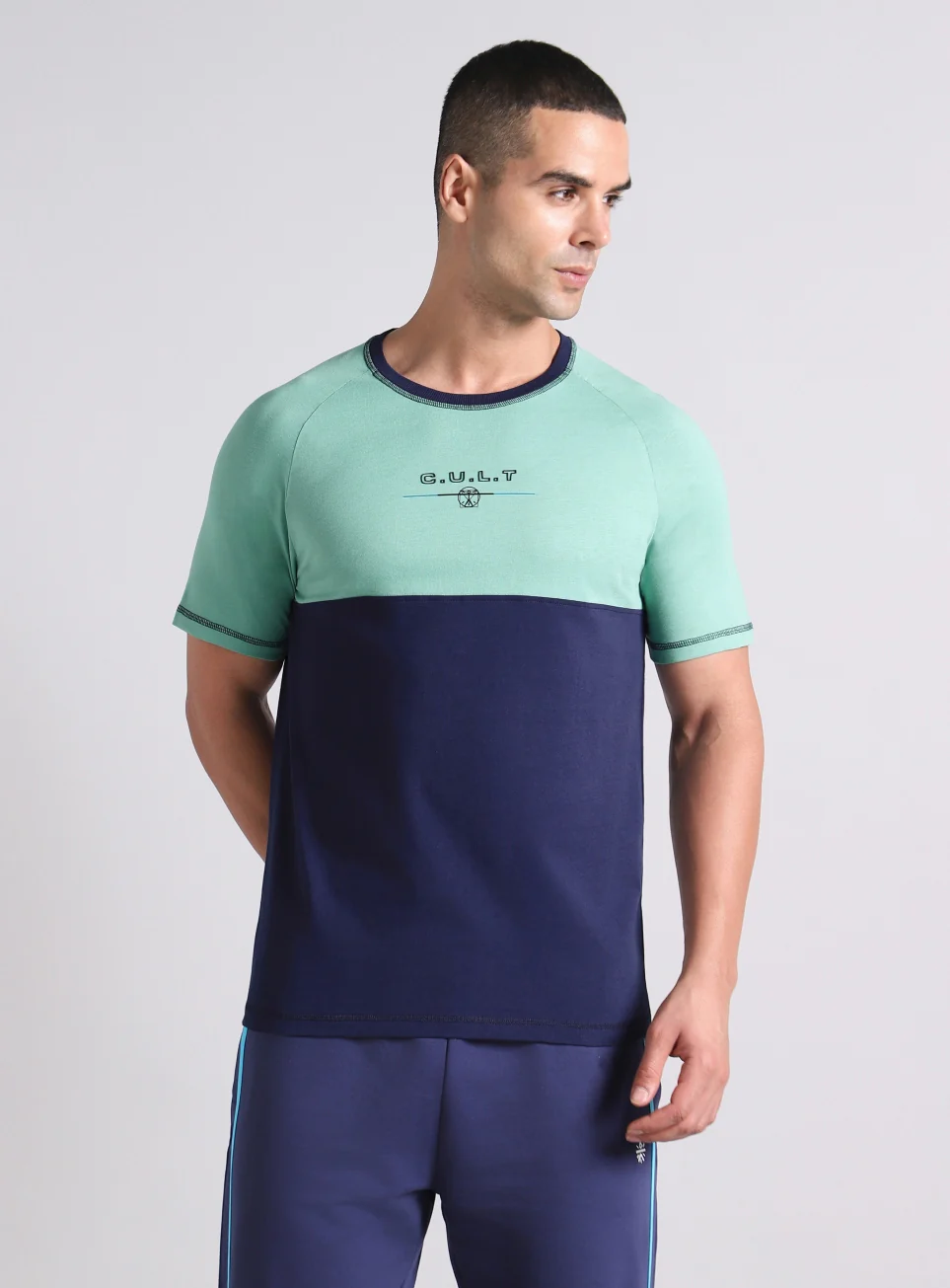 Men's Colourblock V-Man Cult Graphic T-shirt - Image 4