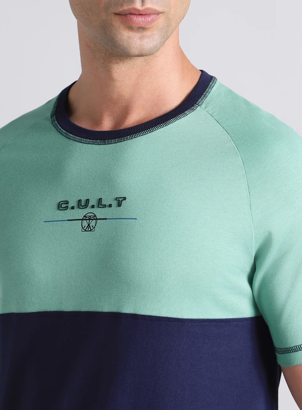 Men's Colourblock V-Man Cult Graphic T-shirt - Image 7